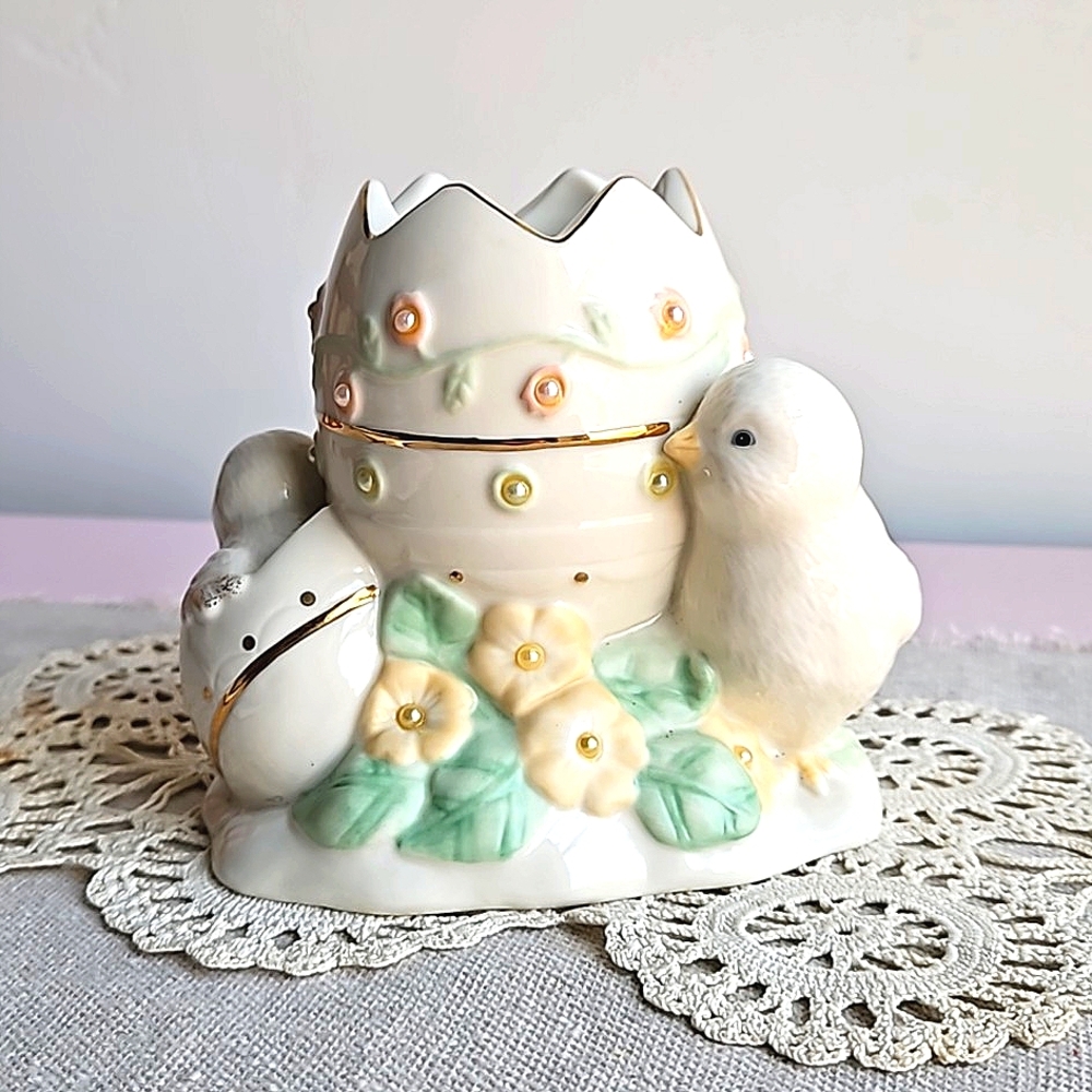 Lenox Petals and Pearls Chick Bud Vase